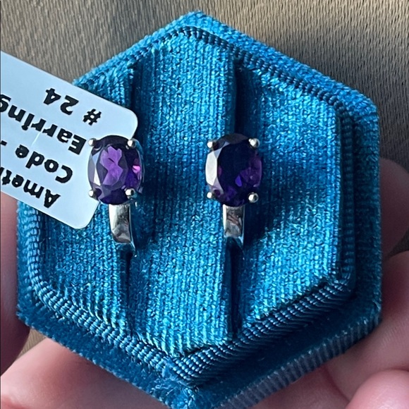NWT Natural 8X6mm Purple Amethyst Gemstone Earring in 925 Silver English Lock